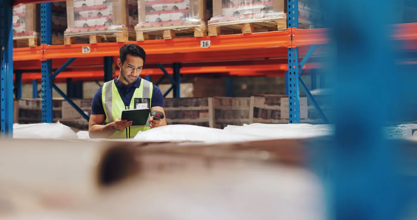 Un employé d’entrepôt vérifie le stock sur une tablette